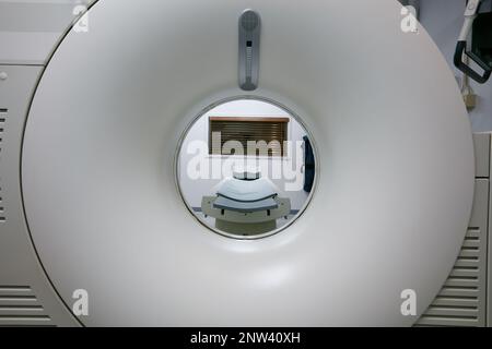 Warten auf den nächsten Scan. Aufnahme eines MRT-Raums in einem Krankenhaus. Stockfoto