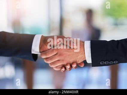 Der Beginn eines Wirtschaftsreiches. Kurzer Schuss von zwei Geschäftsleuten, die sich die Hände schüttelten. Stockfoto