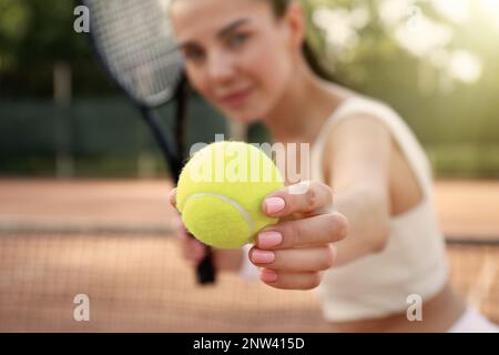 Junge Frau spielt Tennis auf dem Platz, konzentriert euch auf den Ball Stockfoto