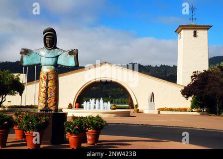 Eine Skulptur des Heiligen Franziskus vor dem Weingut Robert Mondavi, Napa Valley Stockfoto