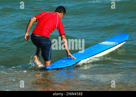 Erwachsener Mann bereitet sich auf den Waveson am Strand in Montauk, Long Island, vor Stockfoto