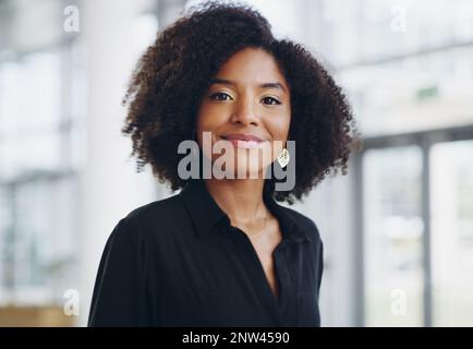 Erfolg ist mein für die Einnahme. Kurzer Screenshot einer selbstbewussten jungen Geschäftsfrau, die durch ein modernes Büro geht. Stockfoto