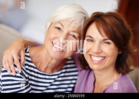 Shes war schon immer mein Vorbild. Porträt einer Mutter und Tochter zu Hause. Stockfoto