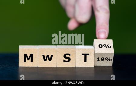 Symbol für die kostenlose Mehrwertsteuerbefreiung eines Produkts. Würfel bilden die deutschen Ausdrücke „MwSt 19 %“ und „MwSt 0 %“ (MwSt 19 und 0 % Stockfoto