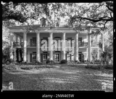 Oak Alley, Vacherie vic., St. James Parish, Louisiana. Carnegie Survey of the Architecture of the South (Carnegie-Umfrage zur Architektur des Südens). Usa, Louisiana, St. James Parish, Vacherie vic, Balkone, Säulen, Türen und Türen, Wohnungen, Handläufe, Säulengänge, Porches. Stockfoto