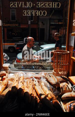 Baguettes und Brötchen in einem kleinen Laden in Boston Stockfoto