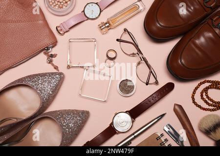 Flaches Design mit modischen Accessoires für Damen und Herren auf pinkfarbenem Hintergrund Stockfoto