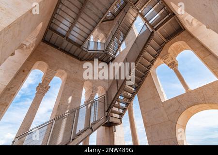 Architektur und Treppe des Glockenturms Saint Domnius in Split, Kroatien. Stockfoto