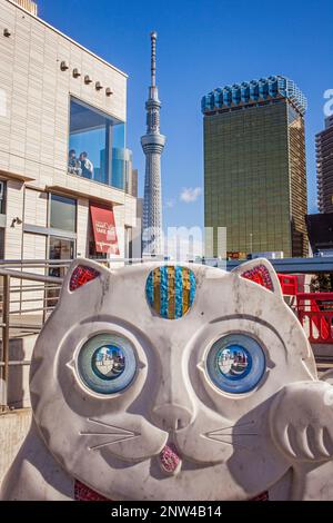 Skulptur von lucky Cat (Maneki Neko), Azuma Brücke, im Hintergrund Sky Tree Tower, Bezirk Asakusa, Tokio, Japan Stockfoto