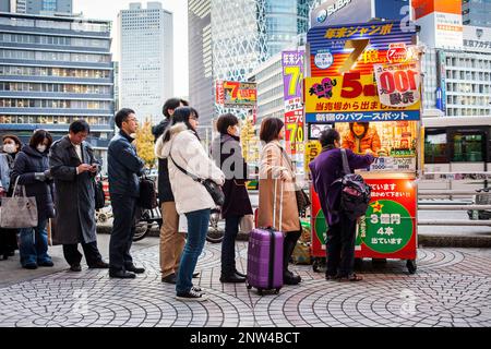 Lotto-Kiosk, im Westen zu beenden, JR Shinjuku Station, Shinjuku, Tokio Stockfoto