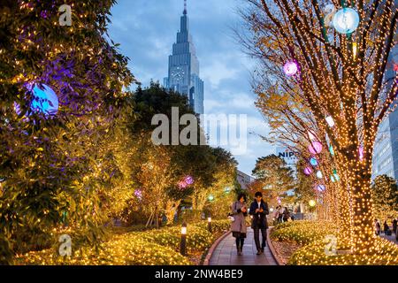 Weihnachtsdekoration und NTT DoCoMo Yoyogi Gebäude, Südterrasse, in Shinjuku, Tokyo, Japan Stockfoto