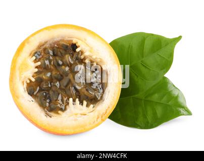 Die Hälfte köstliches Granadilla mit Blättern, isoliert auf weiß Stockfoto