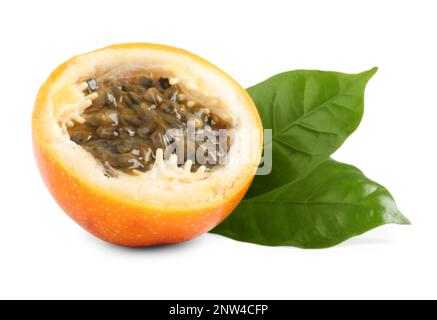 Die Hälfte köstliches Granadilla mit Blättern, isoliert auf weiß Stockfoto