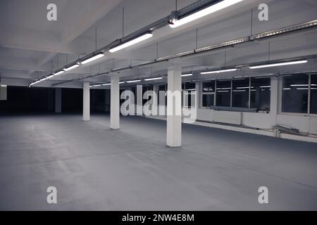 Produktionshalle mit neuen Epoxidharzböden und LED-Lampen ausgestattet Stockfoto