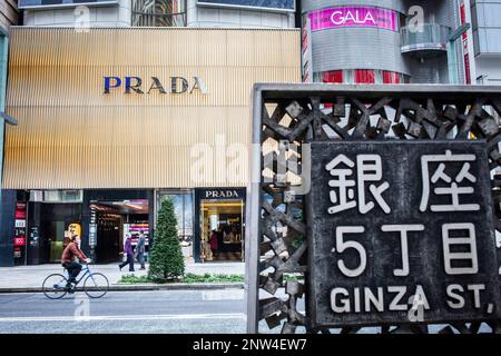 Harumi St, im Hintergrund Prada Store, Ginza, Tokio, Japan. Stockfoto