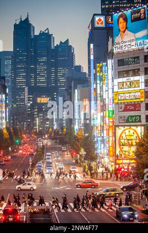 Koshukaido Avenue, im Hintergrund Park Tower, Shinjuku, Tokio Stockfoto