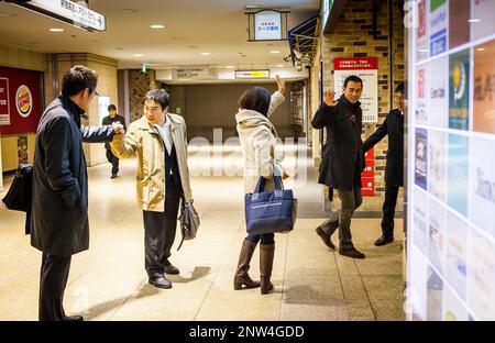 Freunde Abschied am Bahnhof Shinjuku, Tokio, Japan. Stockfoto