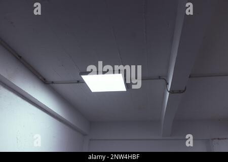 Aufhängen von LED-Lampen an der Decke eines Bürogebäudes Stockfoto