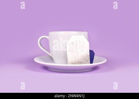 Teetasse mit Kräuterteebeutel auf violettem Hintergrund Stockfoto