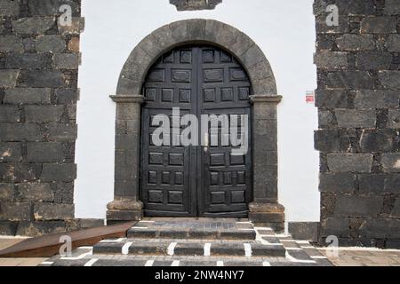 Alte historische Holztür der Kirche San bartolome San Bartolome Lanzarote, Kanarische Inseln, Spanien Stockfoto