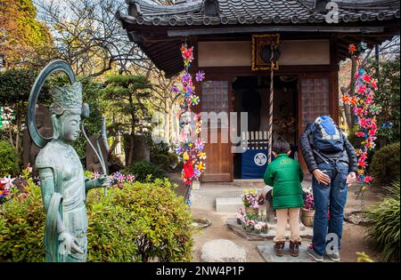 Tempelbereich gewidmet tot ungeborene Kinder in Zojoji Tempel, Tokyo, Japan Stockfoto
