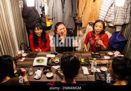 Freunden im Yokochou Restaurant, Ebisu Tokyo, Japan Stockfoto