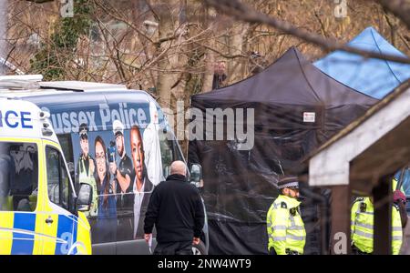 Brighton, East Sussex, Großbritannien. 28. Februar 2023. Nach der Verhaftung von Constance Marten und Mark Gordon, die im Januar zusammen mit dem Neugeborenen von Martens verschwanden, suchen Beamte von Sussex und Londons Metropolitan Police nach Strauchland und Zuteilungen in der Nähe von Stanmer Villas, wo das Paar inhaftiert wurde. Sie wurden seit ihrem Verschwinden landesweit durchsucht. Kredit: Newspics UK South/Alamy Live News Stockfoto