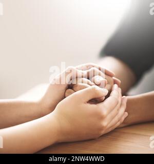 Wenn du etwas sein kannst, sei freundlich. Kurzer Schuss von zwei Personen, die die Hände bequem halten. Stockfoto