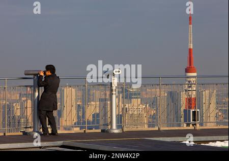 Besucher auf der Suche die Skyline von Tokyo aus Mori Tower (Tokyo City View) in Roppongi Hills.Tokyo, Japan, Asien Stockfoto