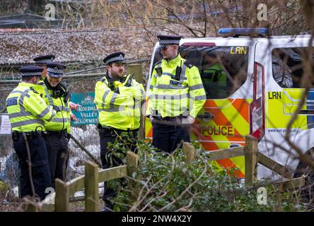 Brighton, East Sussex, Großbritannien. 28. Februar 2023. Nach der Verhaftung von Constance Marten und Mark Gordon, die im Januar zusammen mit dem Neugeborenen von Martens verschwanden, suchen Beamte von Sussex und Londons Metropolitan Police nach Strauchland und Zuteilungen in der Nähe von Stanmer Villas, wo das Paar inhaftiert wurde. Sie wurden seit ihrem Verschwinden landesweit durchsucht. Kredit: Newspics UK South/Alamy Live News Stockfoto