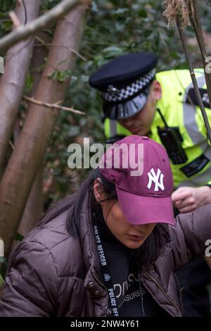 Brighton, East Sussex, Großbritannien. 28. Februar 2023. Nach der Verhaftung von Constance Marten und Mark Gordon, die im Januar zusammen mit dem Neugeborenen von Martens verschwanden, suchen Beamte von Sussex und Londons Metropolitan Police nach Strauchland und Zuteilungen in der Nähe von Stanmer Villas, wo das Paar inhaftiert wurde. Sie wurden seit ihrem Verschwinden landesweit durchsucht. Kredit: Newspics UK South/Alamy Live News Stockfoto