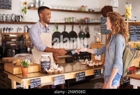 Das coolste Café der Stadt. Aufnahme von zwei Personen in einem Café. Stockfoto