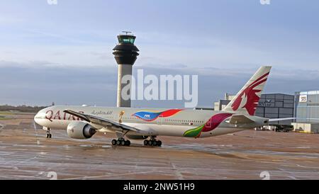 Qatar Airways A7-BAX-Flug Doha, FIFA-Weltmeisterschaft 2022, Boeing 777-3DZ (er), Typ B77W, MODE S 06A13A, Taxi-Service am internationalen Flughafen Manchester, Großbritannien Stockfoto