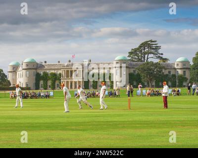 Ein Cricket-Spiel vor dem Goodwood House im Goodwood Revival 2022, West Sussex, großbritannien Stockfoto