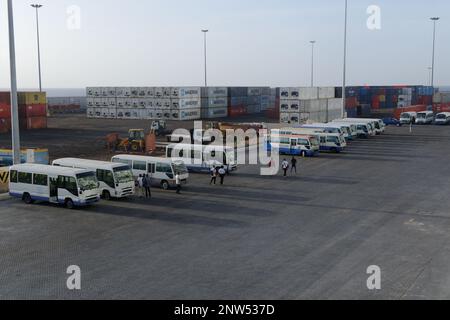 Porto Praia Kap Verde Ilands - Eine Gruppe von Tourbussen, die am Kai warten, um Kreuzfahrtpassagiere auf eine Tour der Insel zu bringen. Stockfoto