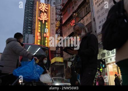 Neonbeschilderung bei Yuen Long - Wing Wah Cake Shop (Zweigstelle Yuen Long). Hongkongs einst allgegenwärtige Neonschilder sind in den letzten zehn Jahren schnell verschwunden. In seiner Blütezeit wurden tausende Schilder in der Stadt errichtet, manchmal übereinander gestapelt. 17FEB23 SCMP/CONNOR MYCROFT Stockfoto