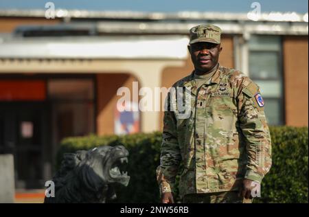 FORT BRAGG, NORTH CAROLINA – „ Ich trat der Armee bei, weil ich diesem Land, in dem ich mich selbst befinde, etwas zurückgeben wollte; ich betrachte die Vereinigten Staaten jetzt als mein Zuhause und glaube daran, meiner Nation zu dienen.“ Das sind die Worte von 1. LT. Brima Kamara, einem Signaloffizier mit dem 50. Expeditionsbataillon, der 35. Corps-Signalbrigade. Stockfoto