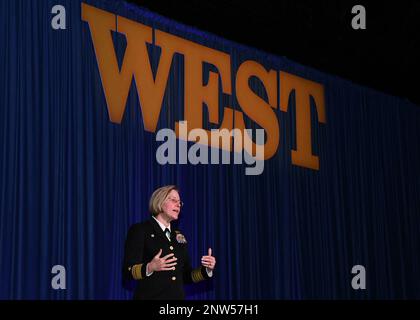 Vizeadmiral Kelly Aeschbach, Kommandeur der Naval Information Forces (NAVIFOR), hielt die Grundsatzbemerkungen und trug dazu bei, die Gewinner des International Women's Dankbarkeit Award der Armed Forces Communications and Electronics Association (AFCEA) am 15. Februar um WEST2023 Uhr zu ehren, in der sie ihre Sicht der Bedeutung des Mentoring darlegte. Stockfoto