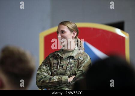 1. LT. Maggie Decker, Postleiterin der 801. Personalgesellschaft (Tulsa, OK.), ist für den Einsatz auf der Joint Base McGuire-Dix-Lakehurst in New Jersey ausgebildet. Der Zug arbeitet mit dem 1-315. Brigaden-Stützbataillon und dem 1-309. Training Support Bataillon zusammen, um die Einsatzbereitschaft der Einheit im Rahmen der Mobilisierungsübung 2023 sicherzustellen. Stockfoto