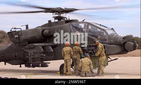 Truppen der 1. Luftkavallerie-Brigade, 1. Kavallerie-Division, bewaffnen und tanken Sie einen AH-64 Apache Attack Helikopter in Fort Hood, Texas. Die Besatzung führte Luftschützen durch, um ein geschlossenes Team aufzubauen und die Einsatzbereitschaft und die Letalität der Einheit zu stärken. Stockfoto