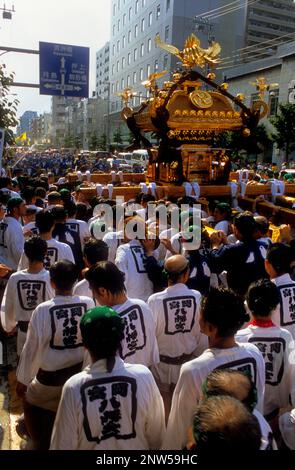 Fukagawa Hachiman Matsuri (Festival-august). Prozession der Mikoshi (mobile Schrein). Tokyo City, Japan, Asien Stockfoto