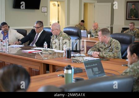 Florencio Marin, Jr., Minister für nationale Verteidigung und Grenzsicherheit in Belize (Mitte links) und Generalmajor Keith Waddell, Adjutant General der Louisiana National Guard (Mitte rechts), diskutieren Trainingspläne für das Future State Partnership Program in Jackson Barracks, New Orleans, 10. Januar 2023. Stockfoto