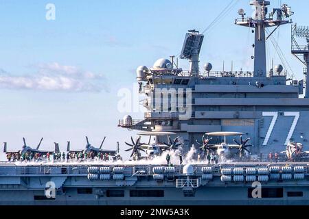 230115-N-TC847-1316 ADRIATISCHE SEE (15. Januar 2023) Seeleute, die dem Flugzeugträger der Nimitz-Klasse USS George H.W. zugewiesen wurden Bush (CVN 77) Perform Flight Operations, 15. Januar 2023. Die George H.W. Die Bush Carrier Strike Group ist in den USA stationiert Marinestreitkräfte Europa Einsatzgebiet, angestellt von den USA Sechste Flotte, die die Interessen der USA, Verbündeten und Partner verteidigt. Stockfoto