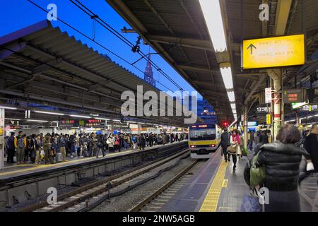 Bahnhof Shinjuku. Yamanote-Linie. Im Hintergrund NTT DoCoMo Yoyogi Gebäude, Shinjuku, Tokio, Japan Stockfoto