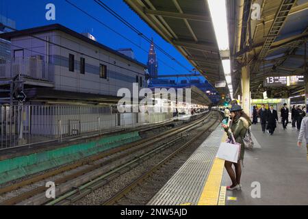 Bahnhof Shinjuku. Yamanote-Linie. Im Hintergrund NTT DoCoMo Yoyogi Gebäude, Shinjuku, Tokio, Japan Stockfoto