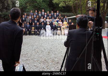 Heiligtum der Meiji Jingu, Gruppenportrait der traditionellen Hochzeit, Tokio, Japan, Asien Stockfoto