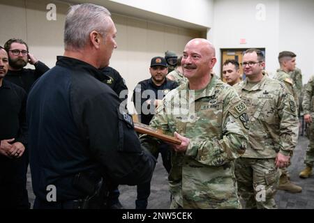 Der Bombenkommandant des Phoenix Police Department Sgt. Jason Jahnke präsentiert Oberstleutnant Nathaniel Panka, Befehlshaber der 48. Sprengstoff-Ordnance-Entsorgungsgruppe, der Arizona Army National Guard, eine Gedenktafel zur Anerkennung der Aktivierung der 48. EOD-Gruppe während einer Zeremonie am 15. Februar 2023 im Militärreservat Papago Park in Phoenix. Die Arizona National Guard arbeitet kürzlich mit dem Phoenix Police Department und anderen Behörden zusammen, um die öffentliche Sicherheit während des Super Bowl LVII zu gewährleisten. (Arizona Army National Guard Foto von Sergeant 1. Klasse Brian A. Barbour) Stockfoto