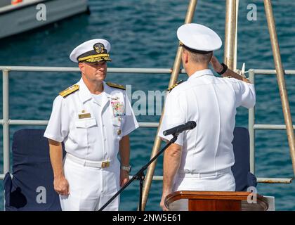 APRA HARBOR, Guam (8. Februar 2023) Rear ADM. Benjamin Nicholson, Commander, Joint Region Marianas, Left, überwacht den U-Boot-Tender USS Emory S. Land (AS 39), Kommandowechsel von Kapitän Andrew Ring, nicht abgebildet, zu Kapitän Brent Spillner, rechts, Februar 8. Emory S. Land hat den Auftrag, expeditionäre Wartung und Reparaturen auf Zwischenebene, Dienstleistungen und Logistikunterstützung für eingesetzte U-Boote bereitzustellen. Stockfoto