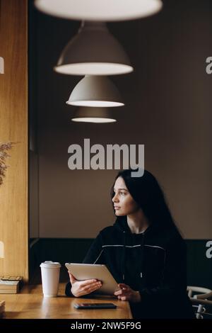 Business Frau sitzen auf Cafe Arbeiten am Laptop, konzentrierte sich ernsthafte weibliche Arbeiten mit Computer und Notebook im Coffee Shop, Freelancer, Studie Stockfoto