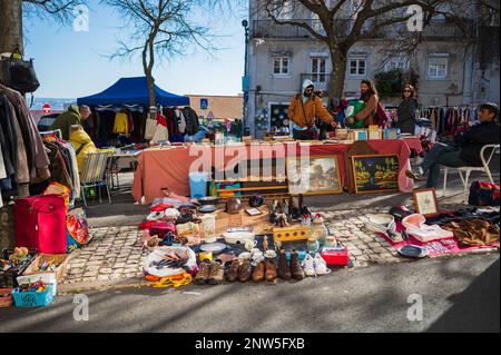 Feira da Ladra, Lissabons Flohmarkt rund um den Campo de Santa Clara, einem Platz am nationalen Pantheon. Stockfoto